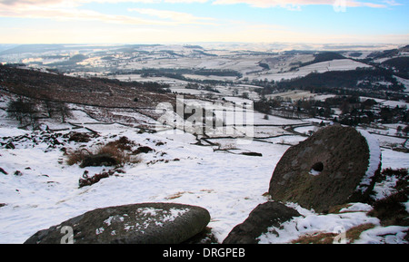 Schneefall über Curbar Rand und verlassenen Mühlstein, Blick über den Derwent Valley über Calver, Peak District NP, Derbyshire UK Stockfoto