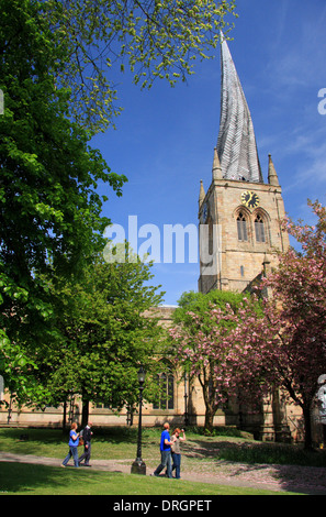 Pfarrkirche der Heiligen Maria und allen Heiligen oder "Crooked Spire" Chesterfield, Derbyshire, East Midlands, England, UK - Frühling Stockfoto