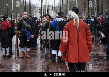 Die Mall, London, 26. Januar 2014. Der englische Bürgerkrieg Gesellschaft März zum Gedenken an die Hinrichtung von Charles1 im Januar 1649. Bildnachweis: Colin Hutchings/Alamy Live-Nachrichten Stockfoto