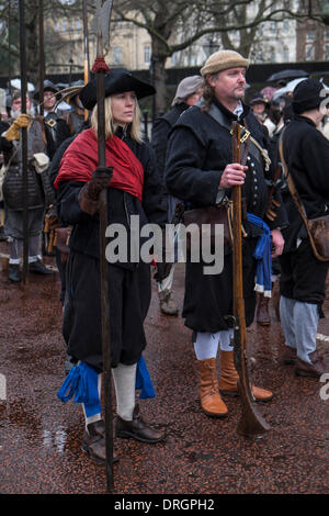 Die Mall, London, 26. Januar 2014. Der englische Bürgerkrieg Gesellschaft März zum Gedenken an die Hinrichtung von Charles1 im Januar 1649. Bildnachweis: Colin Hutchings/Alamy Live-Nachrichten Stockfoto