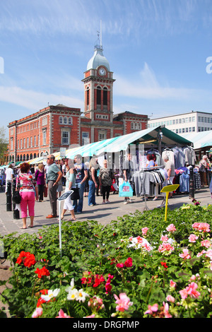 Chesterfield-outdoor-Markt mit Blick auf den Uhrturm der Stadt Markthalle im Sommer, Chesterfield, Derbyshire, UK Stockfoto