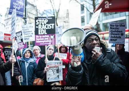 London, UK. 26. Januar 2014. Antifaschistische Aktivisten protestieren gegen ungarische Far-Right Demonstranten in Holborn als Gabor Vona, Führer der Partei Jobbik, beschuldigt schüren anti-Semitic und Anti-jüdischen und Roma-Hass, inszeniert eine Veranstaltung in Holborn. Bildnachweis: Piero Cruciatti/Alamy Live-Nachrichten Stockfoto