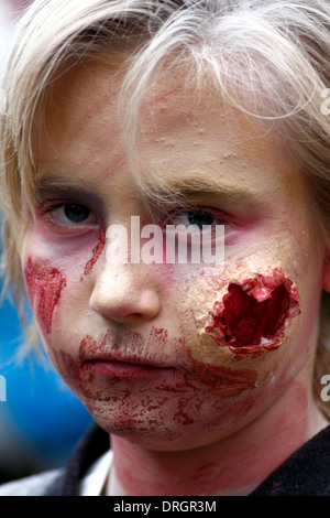 Junge gekleidet für Halloween mit kosmetische Gesichts Wunden bei Fright Night, Sheffield, England, UK Stockfoto