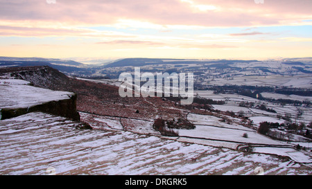 Sonnenuntergang nach Schneefall am Curbar Rand über den Derwent Valley im Peak District, Derbyshire, UK Stockfoto