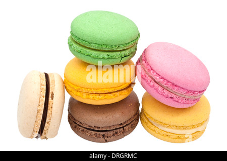 Stapel von bunten Makronen Kekse isoliert auf weiss. Stockfoto