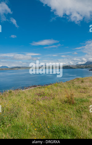 Gruinard Bay & Gruinard Island mit Blick auf Benmore Coigach nr Laide Ross & Cromarty Highland Schottland Stockfoto