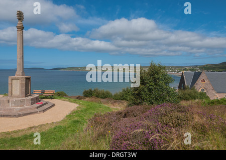 Blick über Gairloch Bucht Gairloch Ross & Cromarty Highland Schottland mit Kirche und Heidekraut Stockfoto