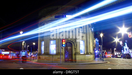 Verkehr geht durch die RBS-Bank auf Stephenson Ort, Chesterfield, Derbyshire, UK Stockfoto