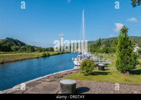 Yachten auf dem Caledonian Canal in Dochgarroch nr Inverness Highland Schottland Stockfoto