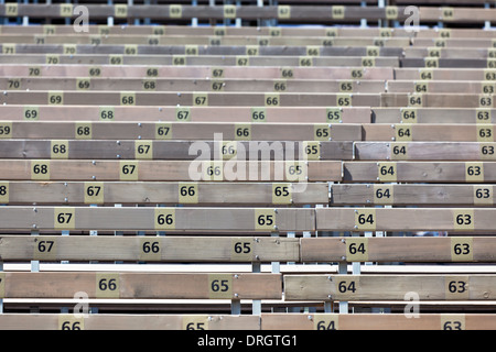 Hölzerne Tribünenplätze mit Zahlen. Horizontalen Schuss Stockfoto