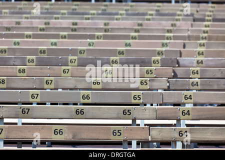 Hölzerne Tribünenplätze mit Zahlen. Horizontalen Schuss Stockfoto