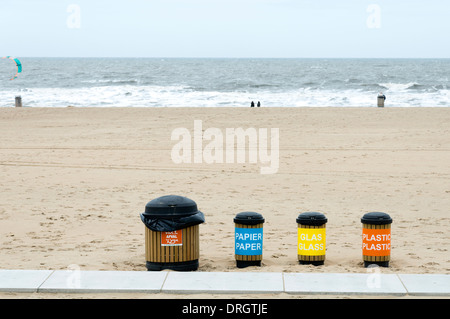 Niederländisch, recycling-Müll und Abfall Behälter am Strand Noorderstrand den Haag (Den Haag) Stockfoto