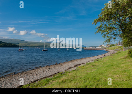 Yachten auf Loch Linnhe Fort William Highland Schottland neben Gärten. Stockfoto