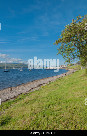 Yachten auf Loch Linnhe Fort William Highland Schottland neben Gärten. Stockfoto