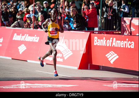 Sammy Kitwara Kenia überquert die Ziellinie bei der Bank of America Chicago Marathon am 13. Oktober 2013. Stockfoto