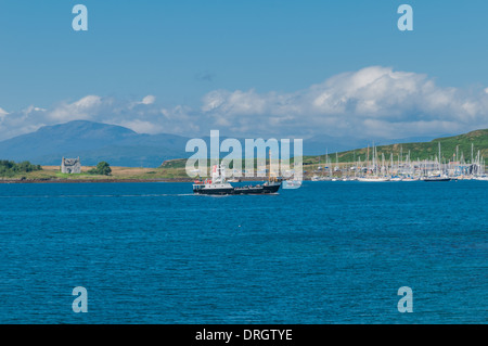 Caledonian Macbrayne Autofähre Marina Ardentrive Bay Insel Kerrera mit Mull im Hintergrund Argyll & Bute Schottland vorbei Stockfoto