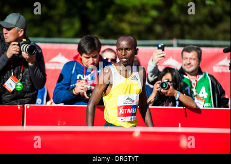 Sammy Kitwara Kenia überquert die Ziellinie bei der Bank of America Chicago Marathon am 13. Oktober 2013. Stockfoto