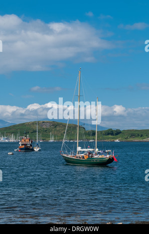 Boote in Oban Bay Oban Argyll & Bute Scotlans mit Insel Kerrera im Hintergrund Stockfoto