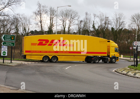 Ein LKW um einen Kreisverkehr in Coulsdon, Surrey, England reisen Stockfoto