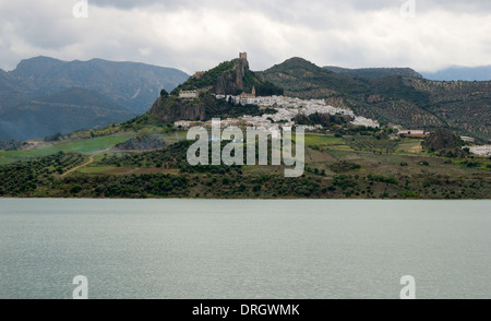 Zahara De La Sierra ist eine Kleinstadt in der Provinz von Cadiz in den Hügeln von Andalusien, Südspanien. Stockfoto