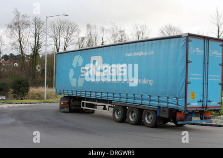 A St Regis Anhänger Reisen entlang einer Straße in Coulsdon, Surrey, England - wird von einem DS Smith LKW geschleppt Stockfoto