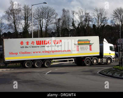 Ein Flügel Yip LKW Reisen rund um einen Kreisverkehr in Coulsdon, Surrey, England Stockfoto