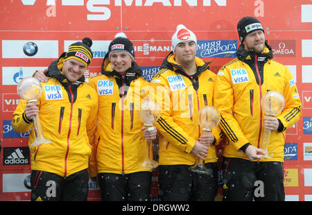 Königssee, Deutschland. 26. Januar 2014. Die deutschen Bobber Maximilian Arndt (L-R), Alexander Roediger, Jan Speer und Marko Huebenbecker tragen ihre Medaillen nach der Bob-Weltmeisterschaft in Königssee, Deutschland, 26. Januar 2014. Arndt und sein Team gewann den World Cup (gesamt). Foto: Tobias Hase/Dpa/Alamy Live News Stockfoto