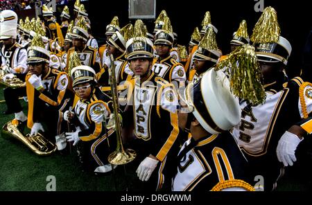 Atlanta, Georgia, USA. 25. Januar 2014. Das marschieren Spieluhr von Mid-South von der University of Arkansas in Pine Bluff führen in der 12. jährliche Honda Schlacht von den Bands Invitational Showcase im Georgia Dome. Die jährlichen spektakuläre bietet eine nationale Bühne, um die unterschiedlichen Effekthascherei historisch Black College und Universität (HBCU) marching Bands zu markieren. Jeder der acht eingeladenen HBCU erhielt 20 Tausend US-Dollar von Honda für ihre Musik-Bildungsprogramme, plus eine All-inclusive Reise nach Atlanta für die Invitational Vitrine. (Kredit-Bild: © Brian Cahn/ZUMAPR Stockfoto