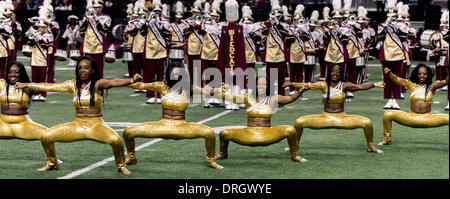 Atlanta, Georgia, USA. 25. Januar 2014. Die marschieren Wildcats aus Bethune Cookman Hochschule führen in der 12. jährliche Honda Schlacht von den Bands Invitational Showcase im Georgia Dome. Die jährlichen spektakuläre bietet eine nationale Bühne, um die unterschiedlichen Effekthascherei historisch Black College und Universität (HBCU) marching Bands zu markieren. Jeder der acht eingeladenen HBCU erhielt 20 Tausend US-Dollar von Honda für ihre Musik-Bildungsprogramme, plus eine All-inclusive Reise nach Atlanta für die Invitational Vitrine. Bildnachweis: Brian Cahn/ZUMAPRESS.com/Alamy Live-Nachrichten Stockfoto