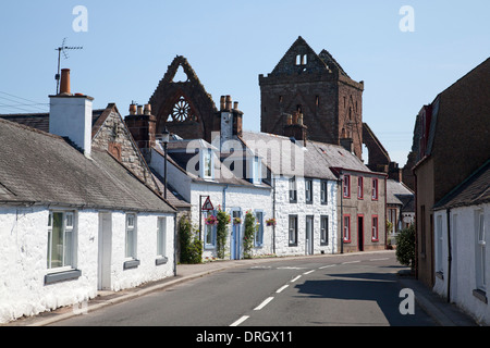 Häuser entlang der Hauptstraße mit Sweetheart Abbey im Hintergrund, neue Abtei, Dumfries & Galloway Stockfoto
