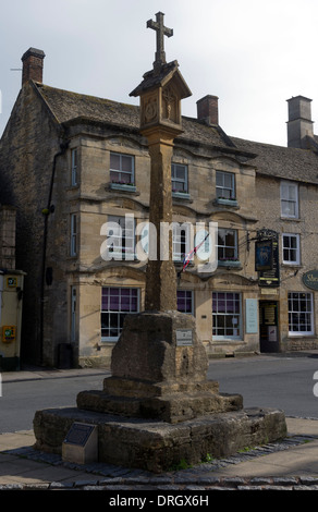 Verstauen auf dem mittelalterlichen Markt Cross Gloucestershire UK würde Stockfoto