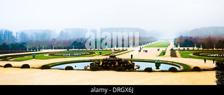 Übersicht der Gärten von Versailles mit Bassin de Latone im Vordergrund während Wintermorgen Stockfoto