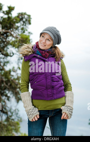 Frau in Winterkleidung in der Natur - Frau im Winter kleiden in der Natur Stockfoto