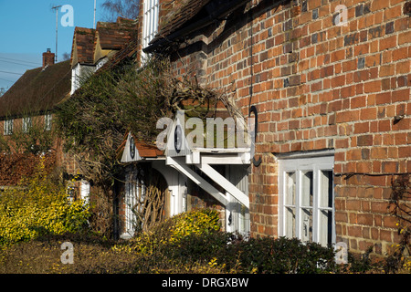 Traditionellen rote Backsteinen errichtet Reihenhaus Hütten Turville Dorf South East England Buckinghamshire Bucks UK Stockfoto