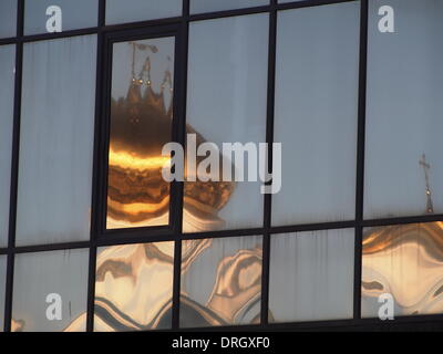 Lugansk, Ukraine. 26. Januar 2014. Resfex der Gottesmutter der Zärtlichkeit Tempel im Fenster.   Heute Abend erreicht Frost in der Ostukraine-29 Grad Celsius. In den kommenden Tagen wird eine leichte Erwärmung zu erwarten. Bildnachweis: Igor Golovnov/Alamy Live-Nachrichten Stockfoto