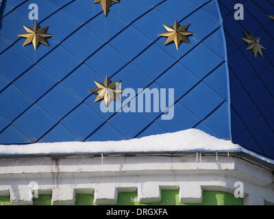 Lugansk, Ukraine. 26. Januar 2014. Spitze der Seraphim von Sarow Kirche.   Heute Abend erreicht Frost in der Ostukraine-29 Grad Celsius. In den kommenden Tagen wird eine leichte Erwärmung zu erwarten. Bildnachweis: Igor Golovnov/Alamy Live-Nachrichten Stockfoto