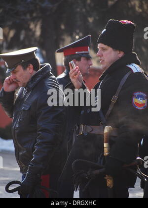 Lugansk, Ukraine. 26. Januar 2014. Menschen in paramilitärische Uniformen, die nennen sich Kosaken versammelten sich neben dem Gebäude der staatlichen Verwaltung von Lugansk. Polizei Provokateure in der Opposition zu identifizieren und der Rallye nicht zulässt. Provokateure sammeln außerhalb einer Polizei Kordon und schrie Drohungen gegen Aktivisten. Bildnachweis: Igor Golovnov/Alamy Live-Nachrichten Stockfoto