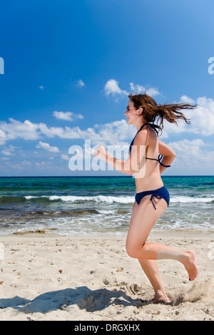 Frau Im Bikini Beim Joggen am Strand, Ibiza, Spanien - Frau Joggen am Strand, Ibiza, Spanien Stockfoto