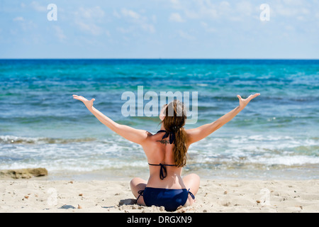 Frau Im Bikini Genießt Den Urlaub bin Strand, Ibiza, Spanien - Frau macht Urlaub am Strand, Ibiza, Spanien Stockfoto