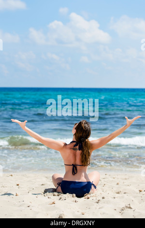 Frau Im Bikini Genießt Den Urlaub bin Strand, Ibiza, Spanien - Frau macht Urlaub am Strand, Ibiza, Spanien Stockfoto