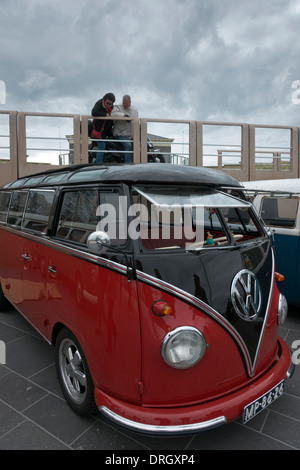 Klassische VW Volkswagen Wohnmobile auf dem Display an Noorderstrand Strand den Haag (Den Haag) Stockfoto