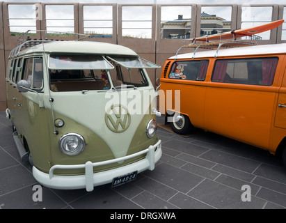 Klassische VW Volkswagen Wohnmobile auf dem Display an Noorderstrand Strand den Haag (Den Haag) Stockfoto