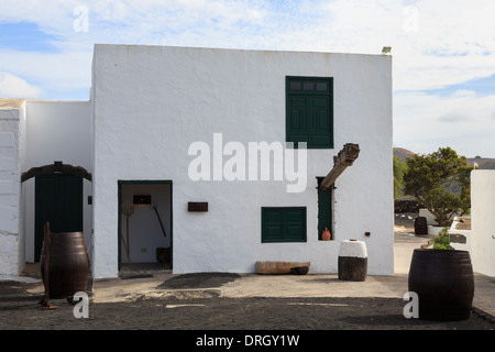 Alte Balken drücken Sie draußen Museo del Vino El Grifo im Weinbaugebiet von La Geria in der Nähe von San Bartolome, Lanzarote, Kanarische Inseln Stockfoto