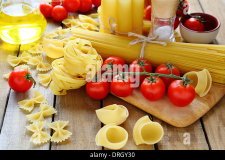 Teigwaren am Holztisch essen Nahaufnahme Stockfoto