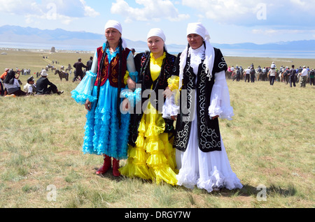 Kirgisische Frauen tragen nationale Kleidung am Song-Kol seefest Stockfoto