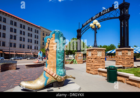 Riesige Cowboy-Stiefel in Cheyenne Depot Plaza im historischen, die Innenstadt von Cheyenne, Wyoming, USA Stockfoto