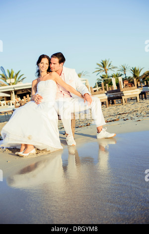 Brautpaar bin Strand Auf Ibiza, Spanien - Brautpaar am Strand, Ibiza, Spanien Stockfoto