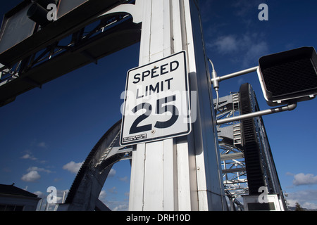 Tempolimit Schild, 25 km/h. Stockfoto