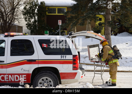 Feuerwehrmann-Kapitän Einrichten einer vor-Ort-Kommandozentrale für einen strukturellen Hausbrand in Ottawa Stockfoto