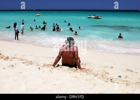 Touristen am Strand Playa del Este Havanna Kuba Foto: Pixstory / Alamy Stockfoto